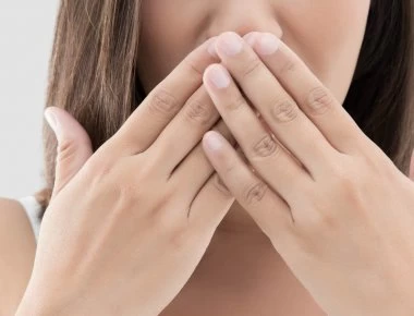 Ξηροστομία: Ποια είναι τα αίτια – Τι να προσέχετε